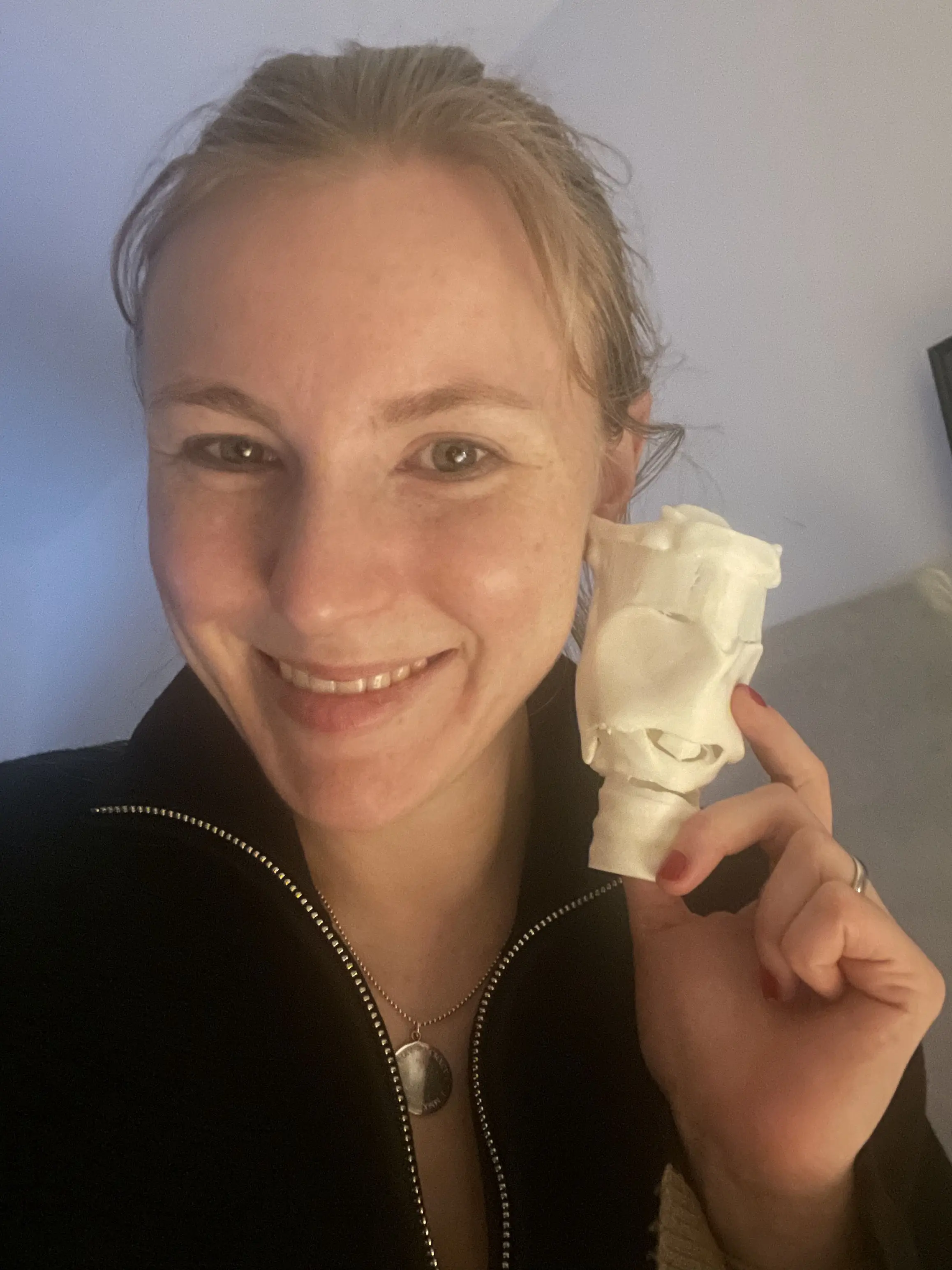 Erste Versuche zum Kehlkopf-Modell im 3D-Druck, die Gründerin freut sich